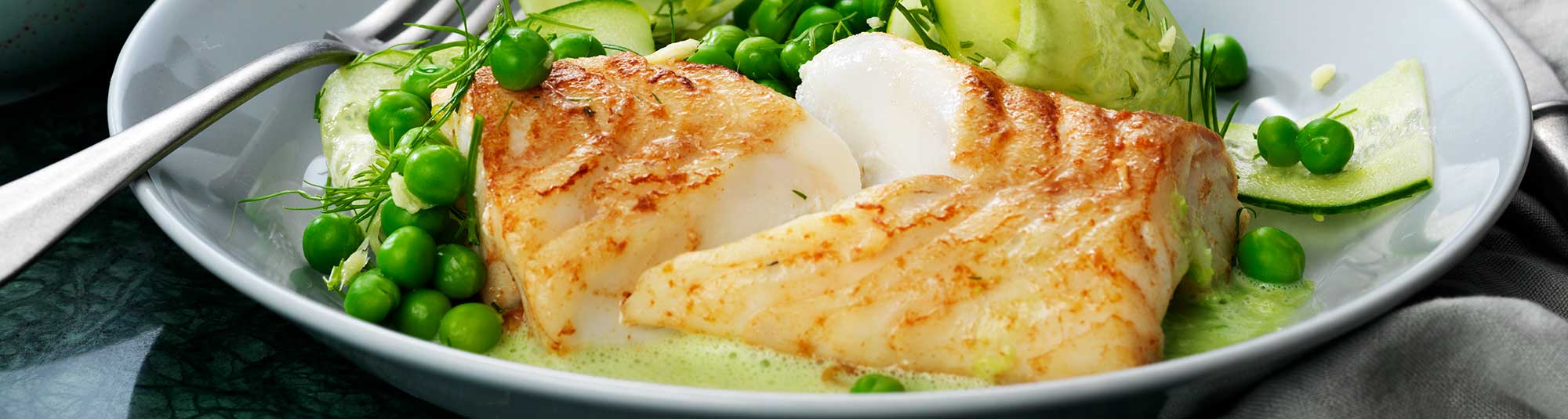 Smörstekt torskrygg serverat med ärter, gurka och sås, Findus Foodservices