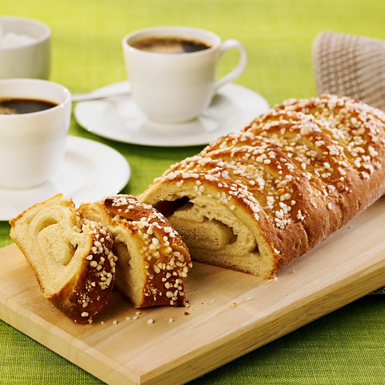 Fikabröd längd uppskuren på skärbräda