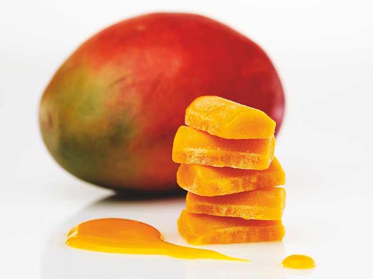 Fryst mangopuré med färsk mango bakom