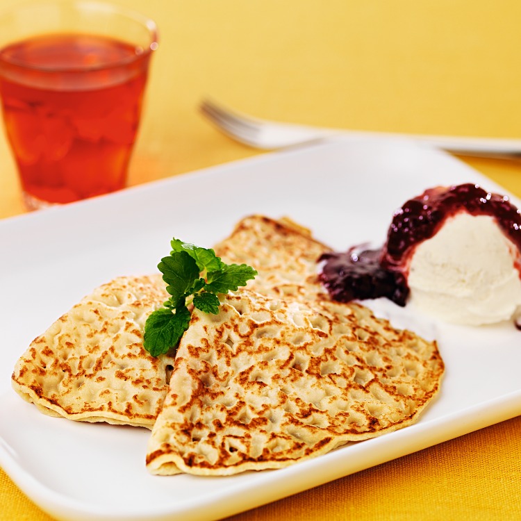 Pannkakor med en kula glass och sylt