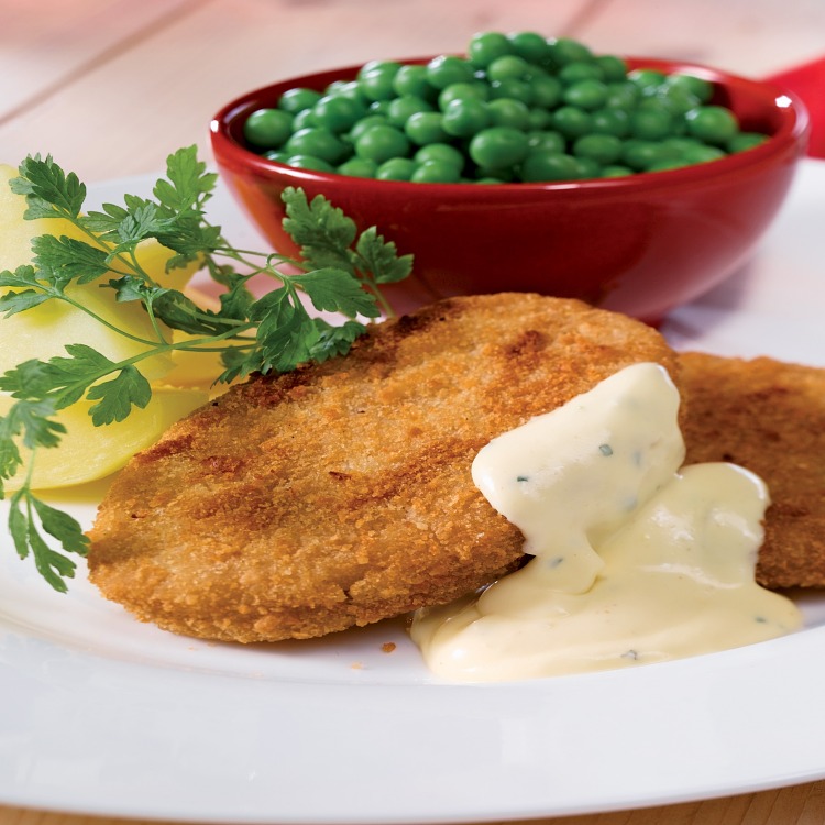 Kalkonschnitzel med ärter i en röd skål