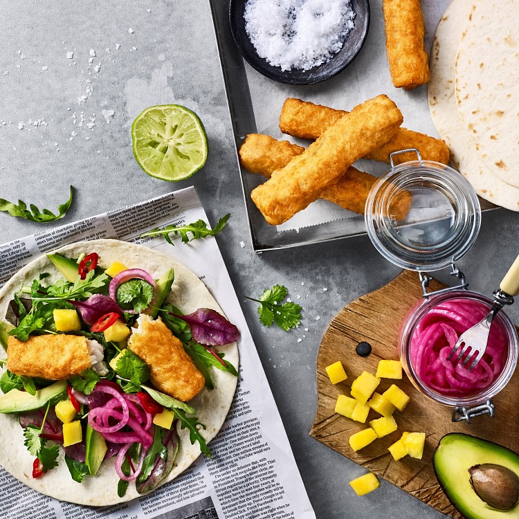 Fish n crisp roll serverad på tacobröd