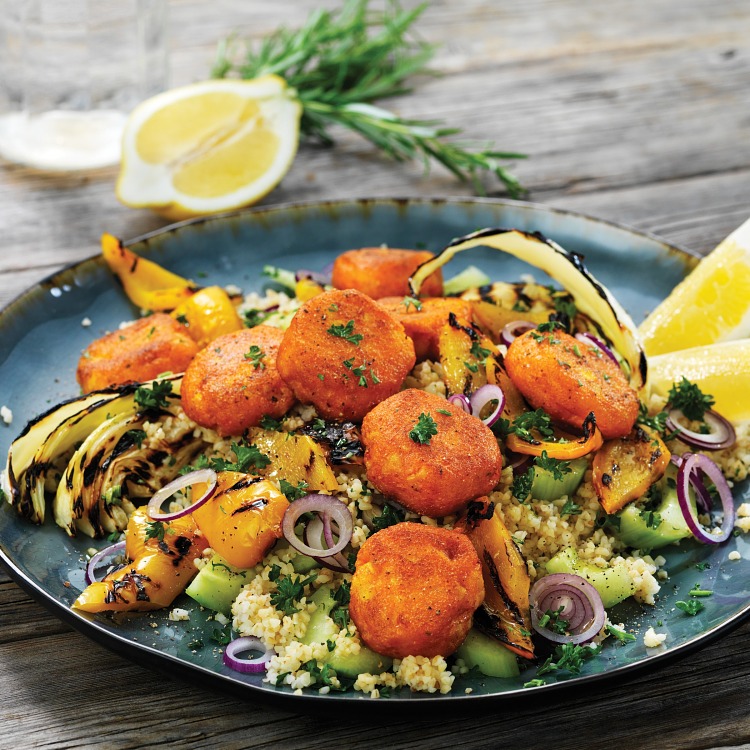 Morotsbiffar med en tallrik med en sallad