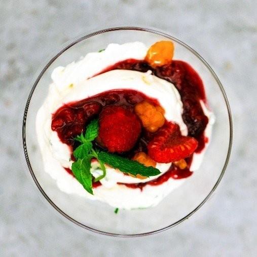 Hallon- och hjortronkompott med ingefärsgrädde