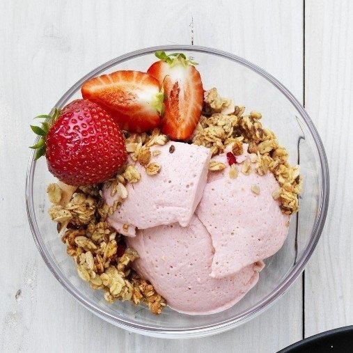 Jordgubb och yoghurtmousse med granola