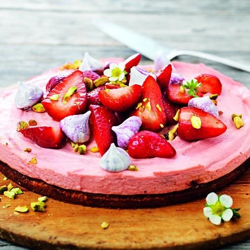 Jordgubbsmoussetårta med nötig botten