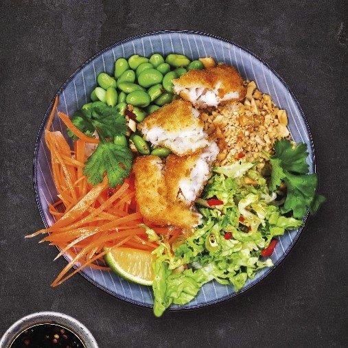 Bowl med krispig fisk, sojabönor, morötter, jordnötter & koriander