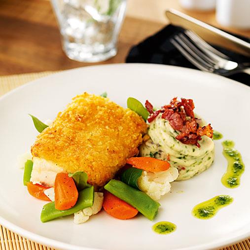 Fisk Benedictine med bacon- och rödlöksmos och grönsaker