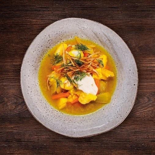 Fiskgryta på hoki med saffran och friterad selleri