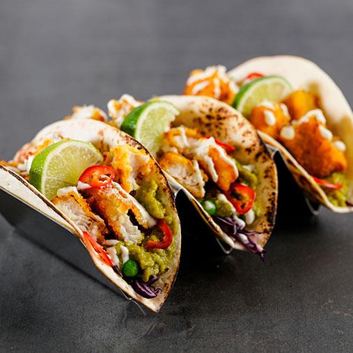 Fisktaco med panerad fisk och vit sås