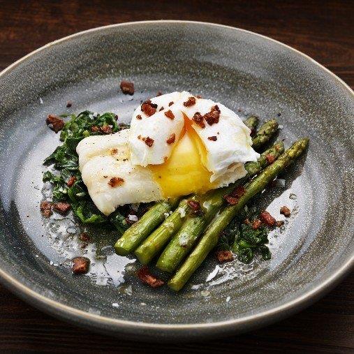 Kokt hoki med pocherat ägg, sparris och baconkrisp