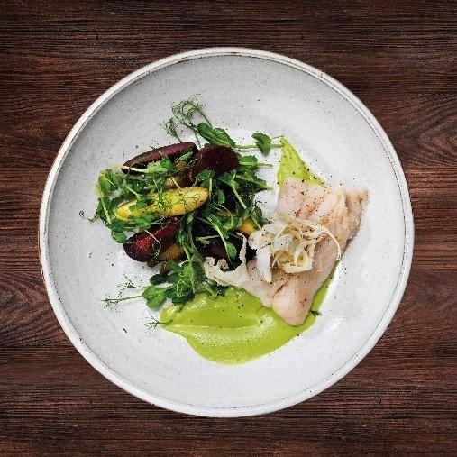 Rimmad hokifilé med pepparrotsdoftande grönärtssås och rostade rödbetor