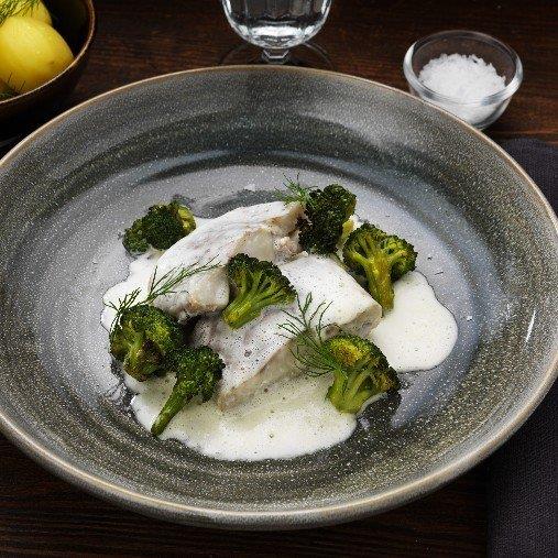 Sej med vitvinssås och rostad broccoli