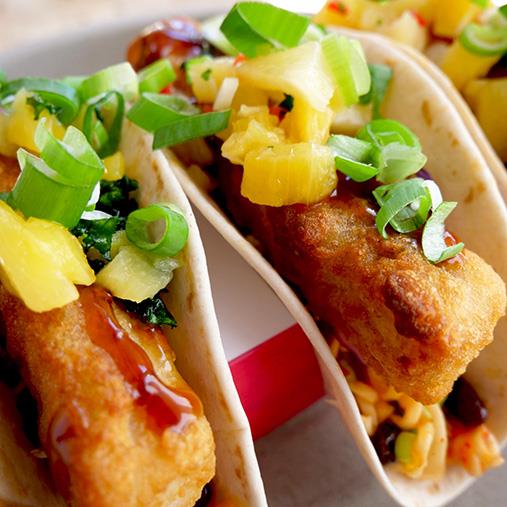 Taco med Fish & Chips roll och ananassalsa