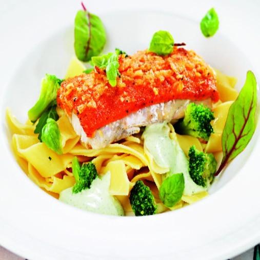 Tomatkrispöverbakad sejfilé med broccolipasta och basilikasås