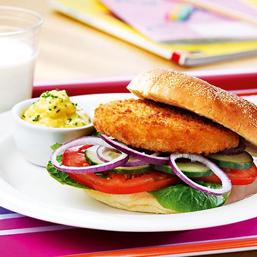 Torskburgare i bröd med currymajonnäs och klassiska tillbehör