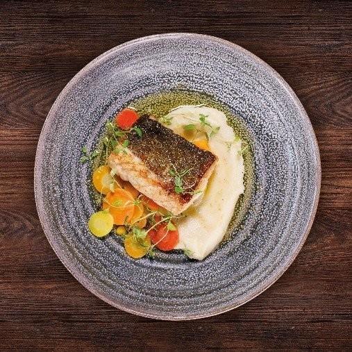 Torskrygg på morotssymfoni och palsternackspuré