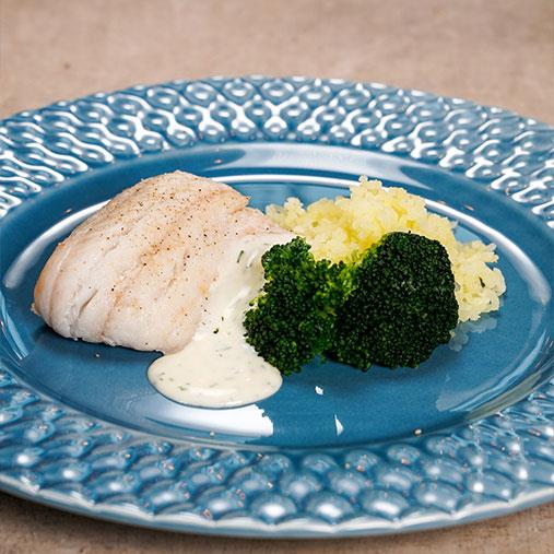 Ugnsbakad alaska pollockfilé med pressad potatis och dillsås