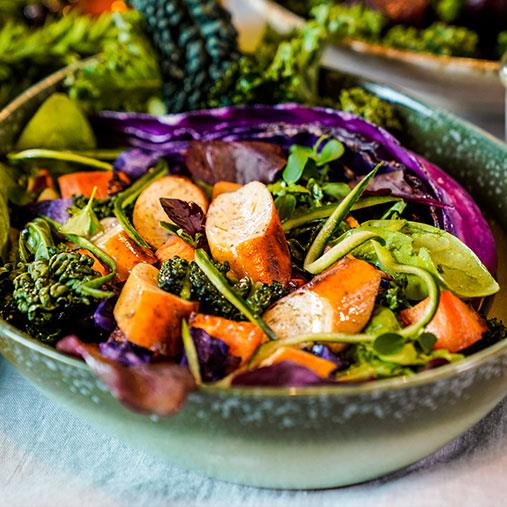 Bratwurstsallad med sötpotatis och kål
