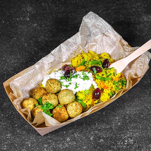 Couscouspytt med falafel, raitasås och svarta oliver