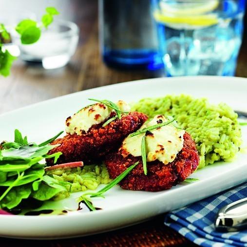 Fetaostgratinerade rödbetsbiffar på enkel risotto