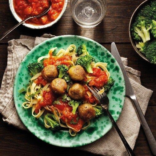 Grönsaksbullar med mustig tomatsås