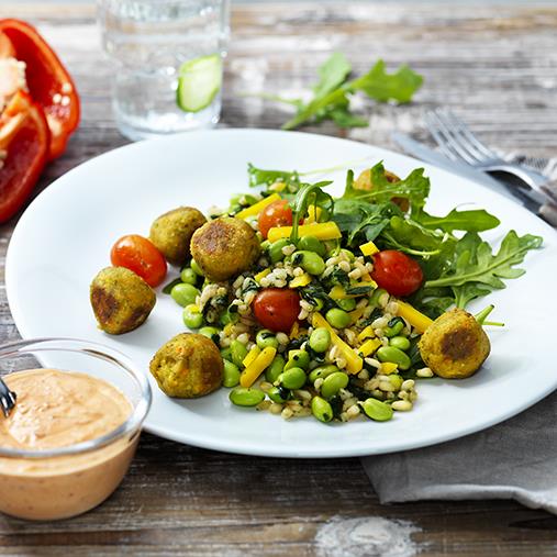 Grönsaksbullar med vetekornspilaff och ajvar relish-yoghurt