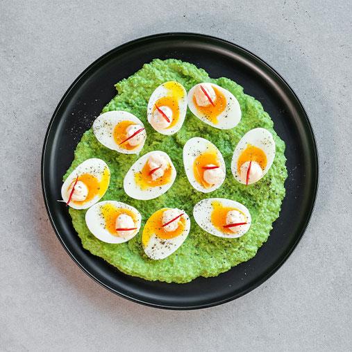 Heta ägg med ärtig kräm