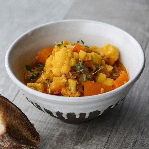 Mustig Pease gryta med blomkål och sötpotatis