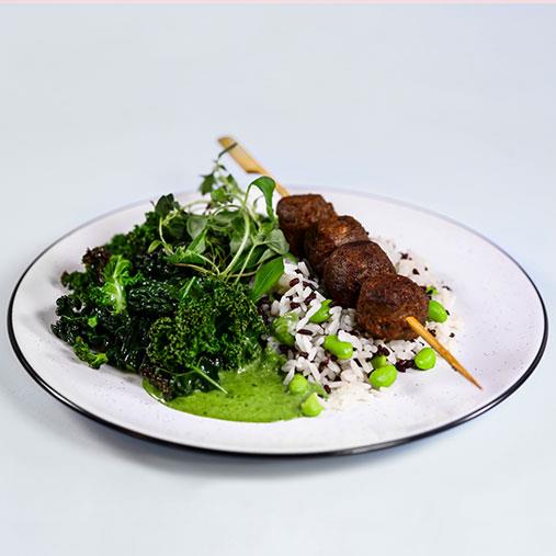 Pease bullar på spett med grönkål och ris