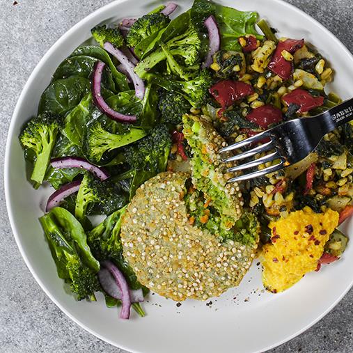 Quinoa- och grönkålsbiffar med vetekornspilaff och grillade grönsaker