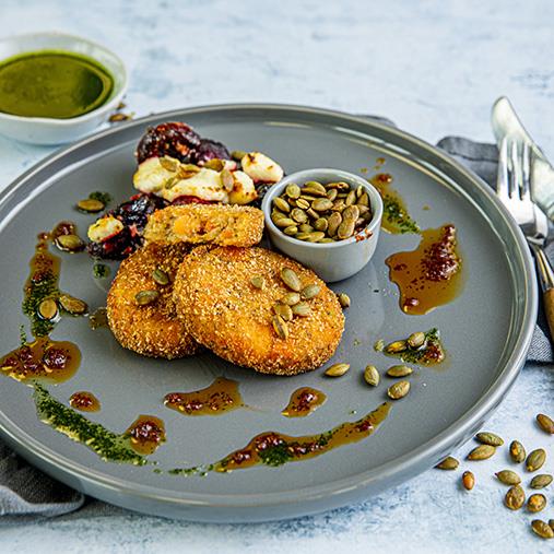 Quinoa- och sötpotatisbiffar med betor, örtolja och pumpafrön