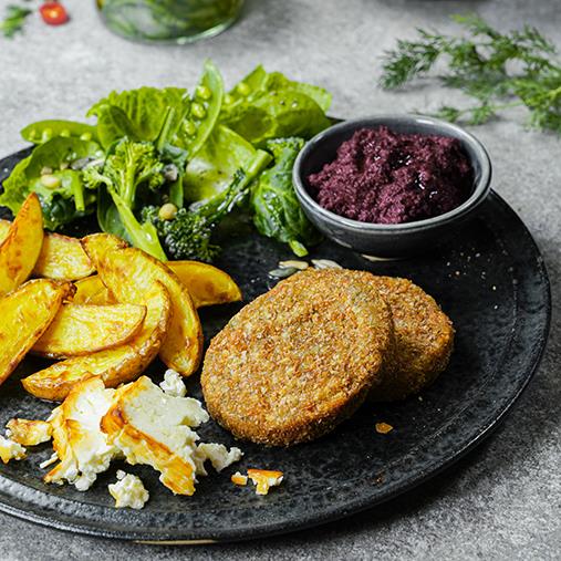 Quinoa- och sötpotatisbiffar med grillad fetaost