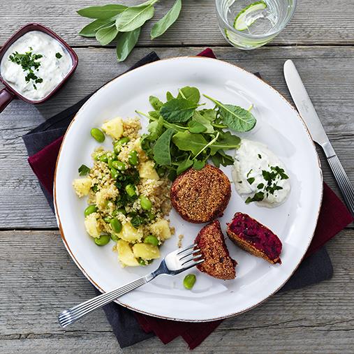 Rödbetsbiff med bulgursallad och pepparrotstzatsiki