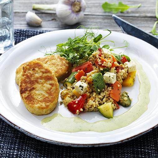 Selleristicks med grekisk bulgurpytt och vit bönsås med basilika och citron