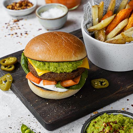 Vegansk burgare med ärtguacamole