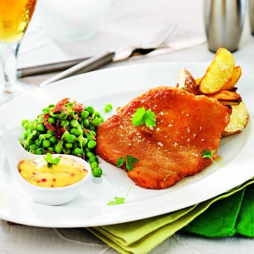 Husets fläskschnitzel med petits pois á la parisienne och chilibearnaise