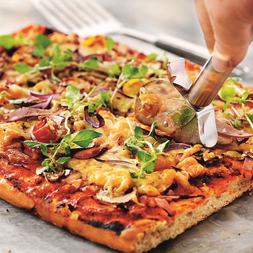 Panpizza med rökt skinka, champinjoner, cocktailtomater och rödlök