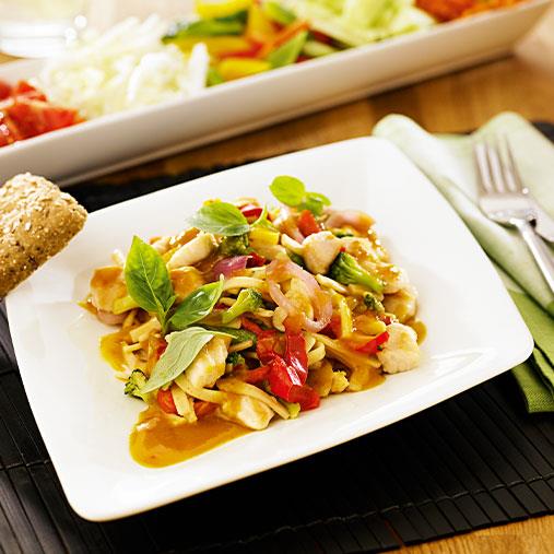 Kryddig kycklingwok med nudlar