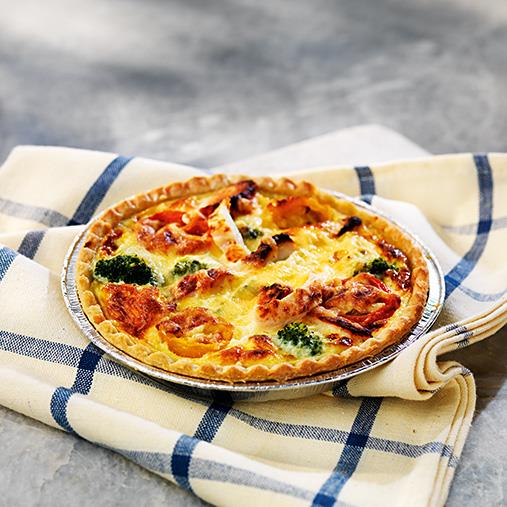 Liten paj med kyckling, broccoli och tomat