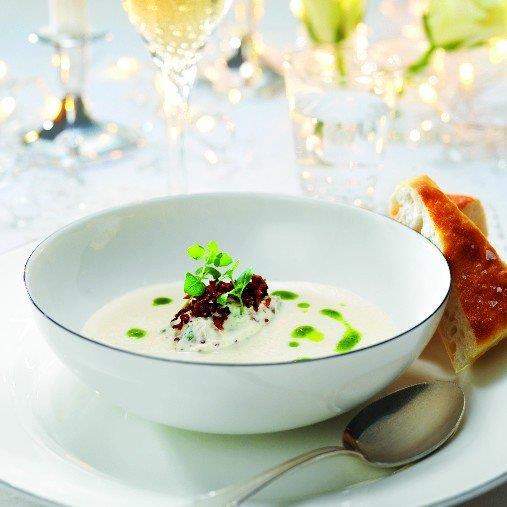Jordärtskocksoppa med baconcrunchkräm och örtolja