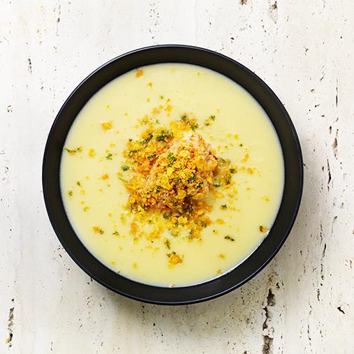 Majssoppa med tomatröra rullad i koriander och nachos