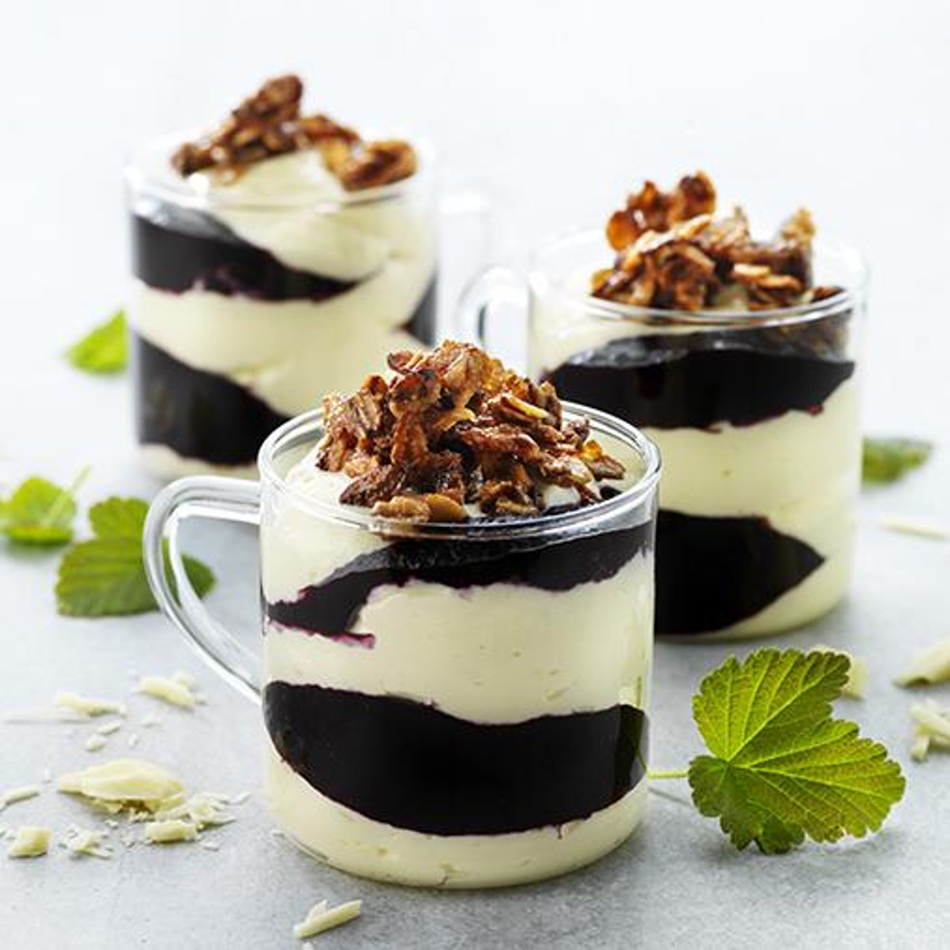 vit-chokladkram-med-svart-vinbar.jpg