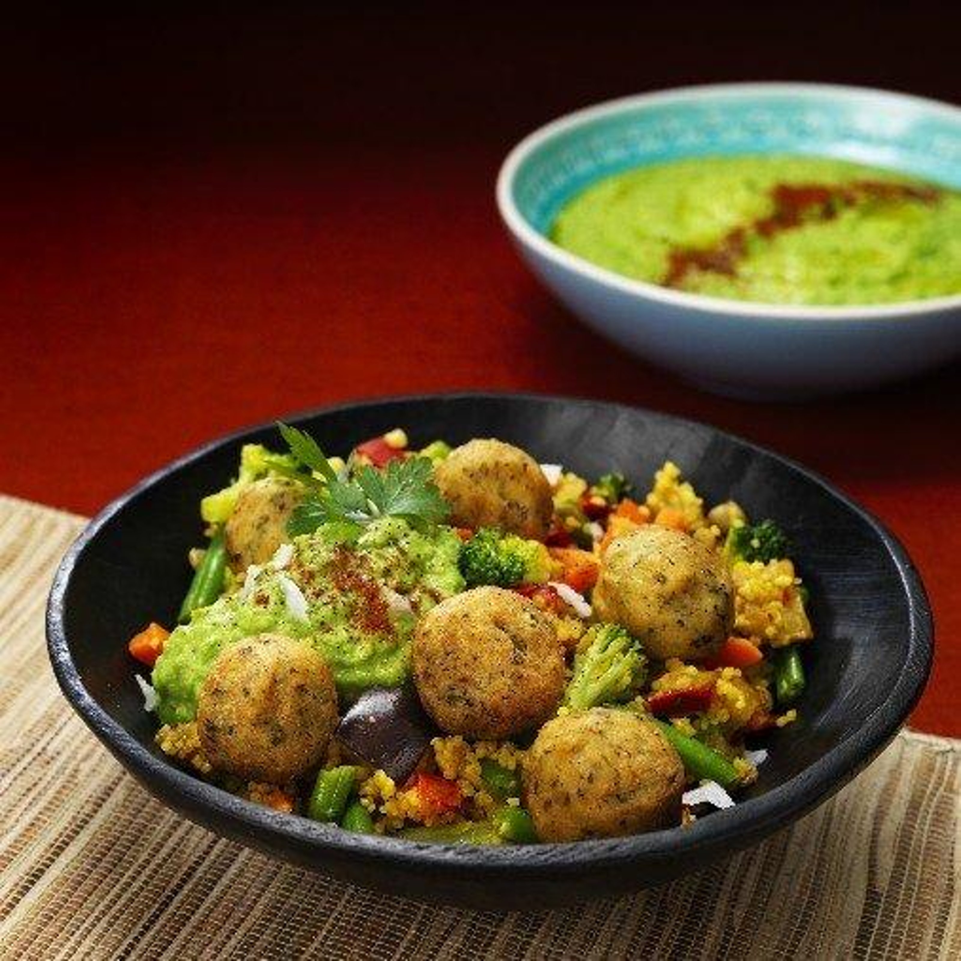 falafel-med-couscouspytt-och-hummus-pa-grona-arter.jpg