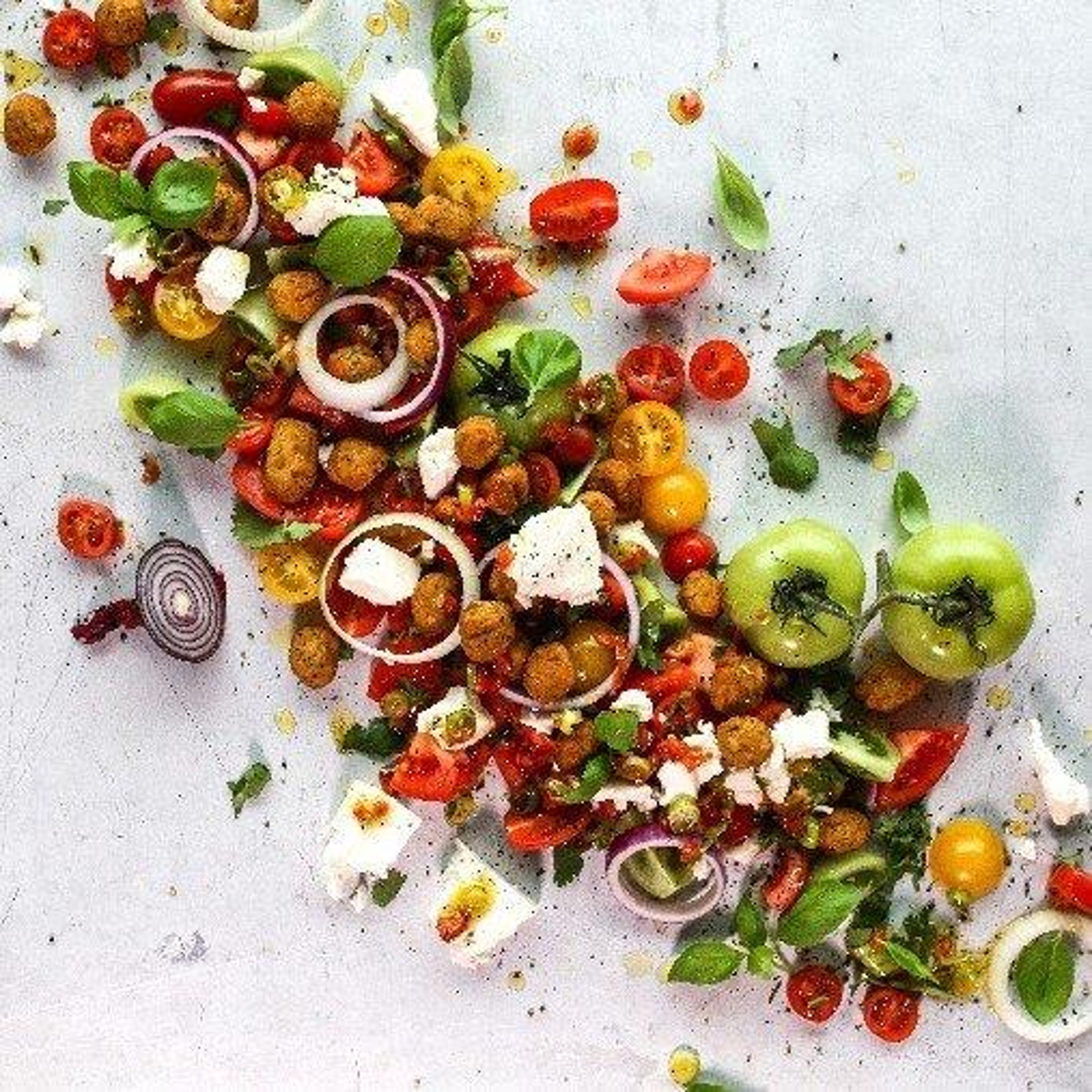 falafelsallad-med-solsotade-tomater-och-grekisk-fetaost.jpg