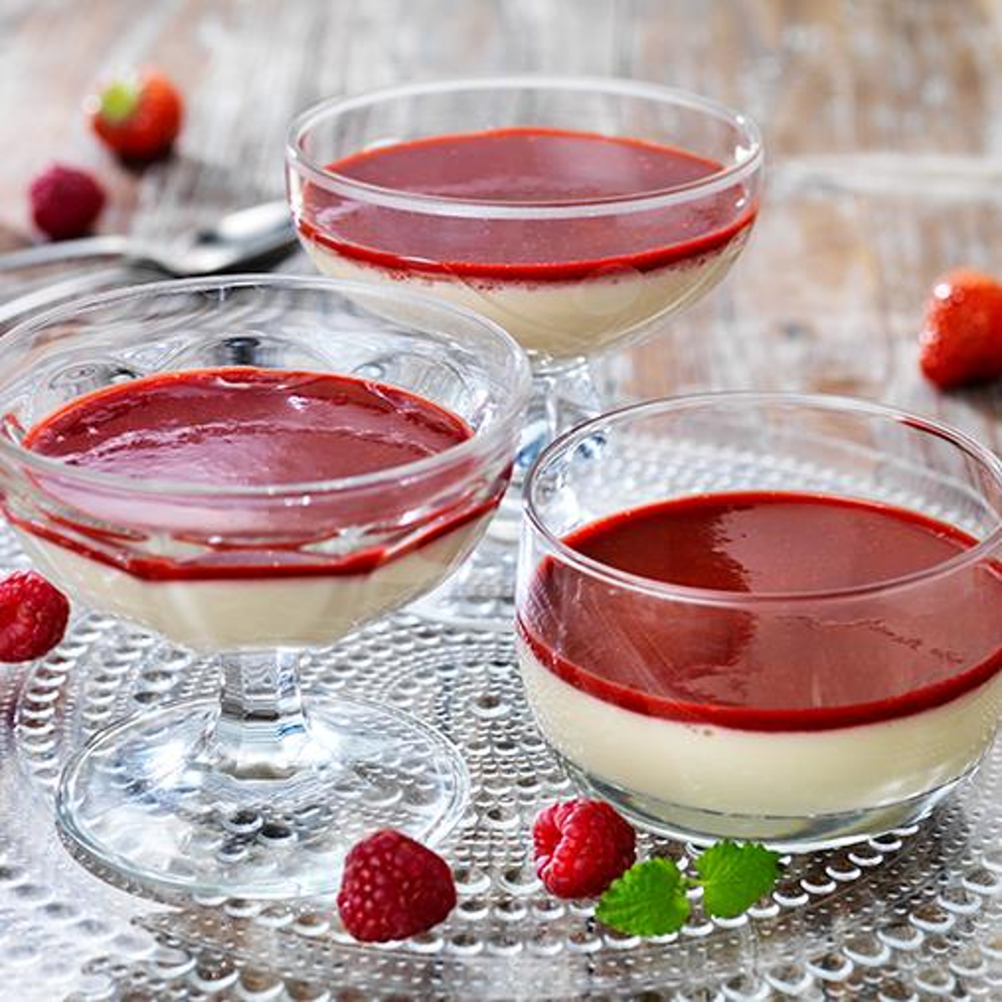 pannacotta-med-hallonspegel.jpg