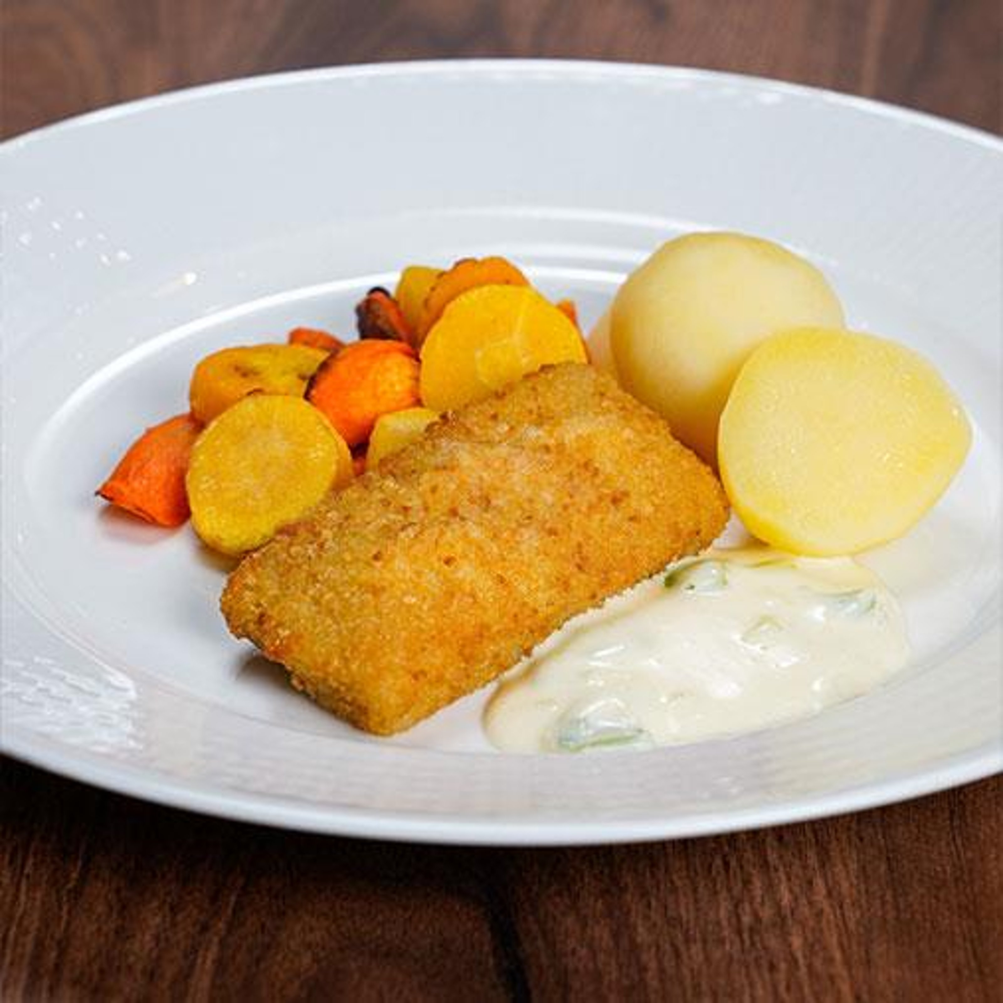 panerad-fisk-med-potatis-rostade-morotter-och-purjolokssas.jpg