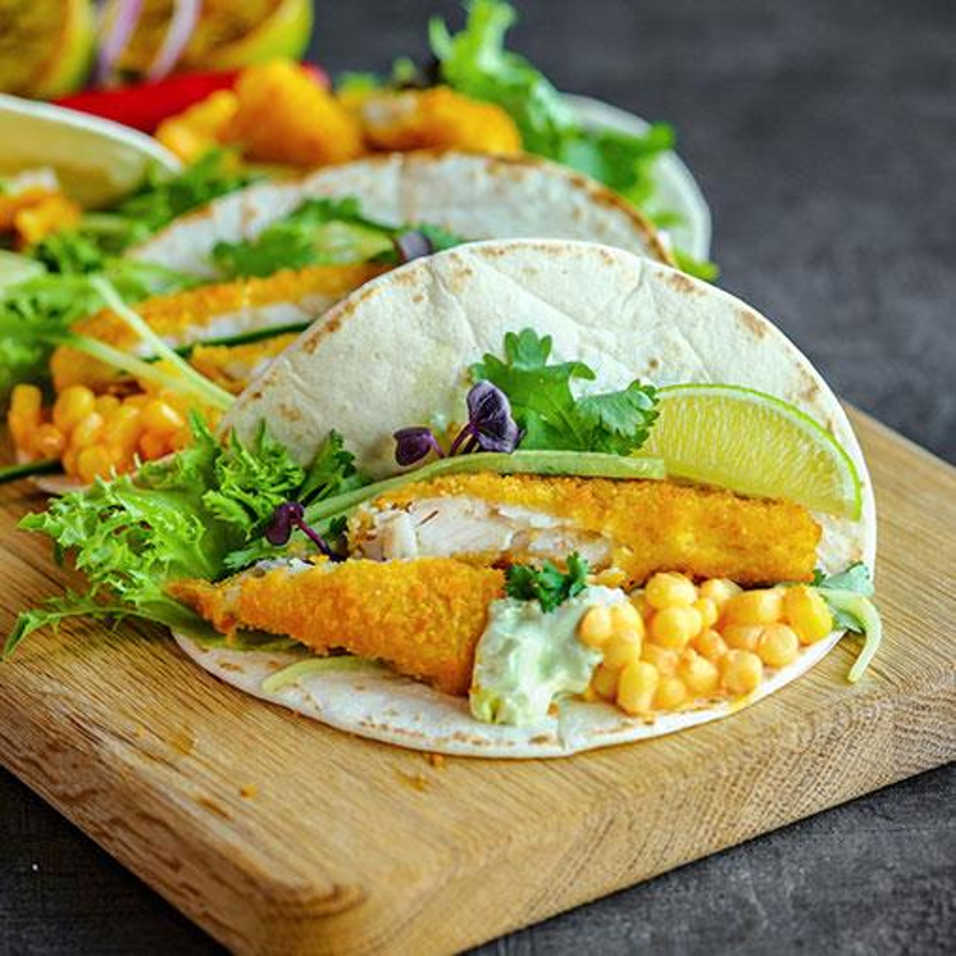 fisktacos-i-mjukt-brod-med-majs-och-mild-guacamole.jpg