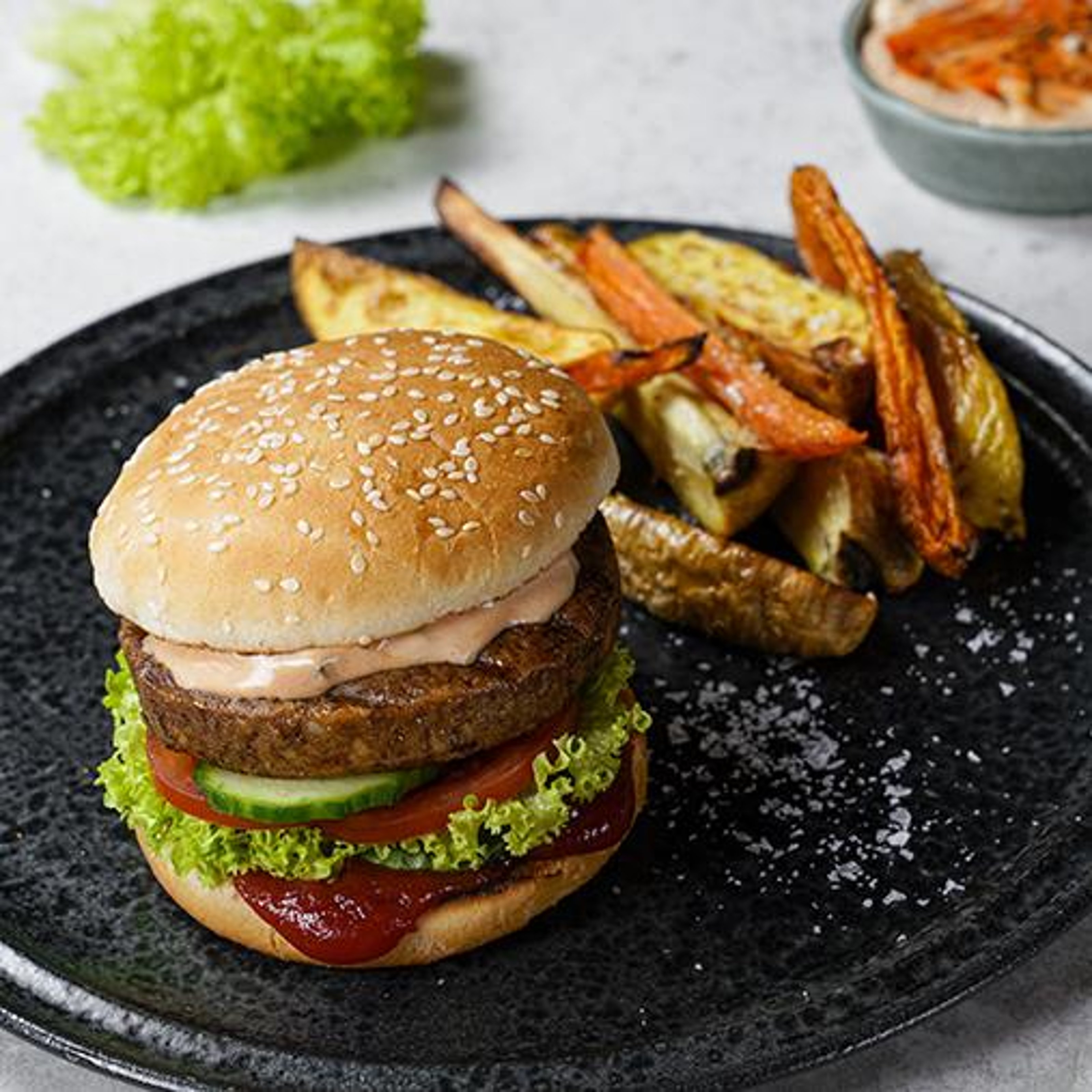 vegansk-burgare-med-tomat-gurka-majo.jpg
