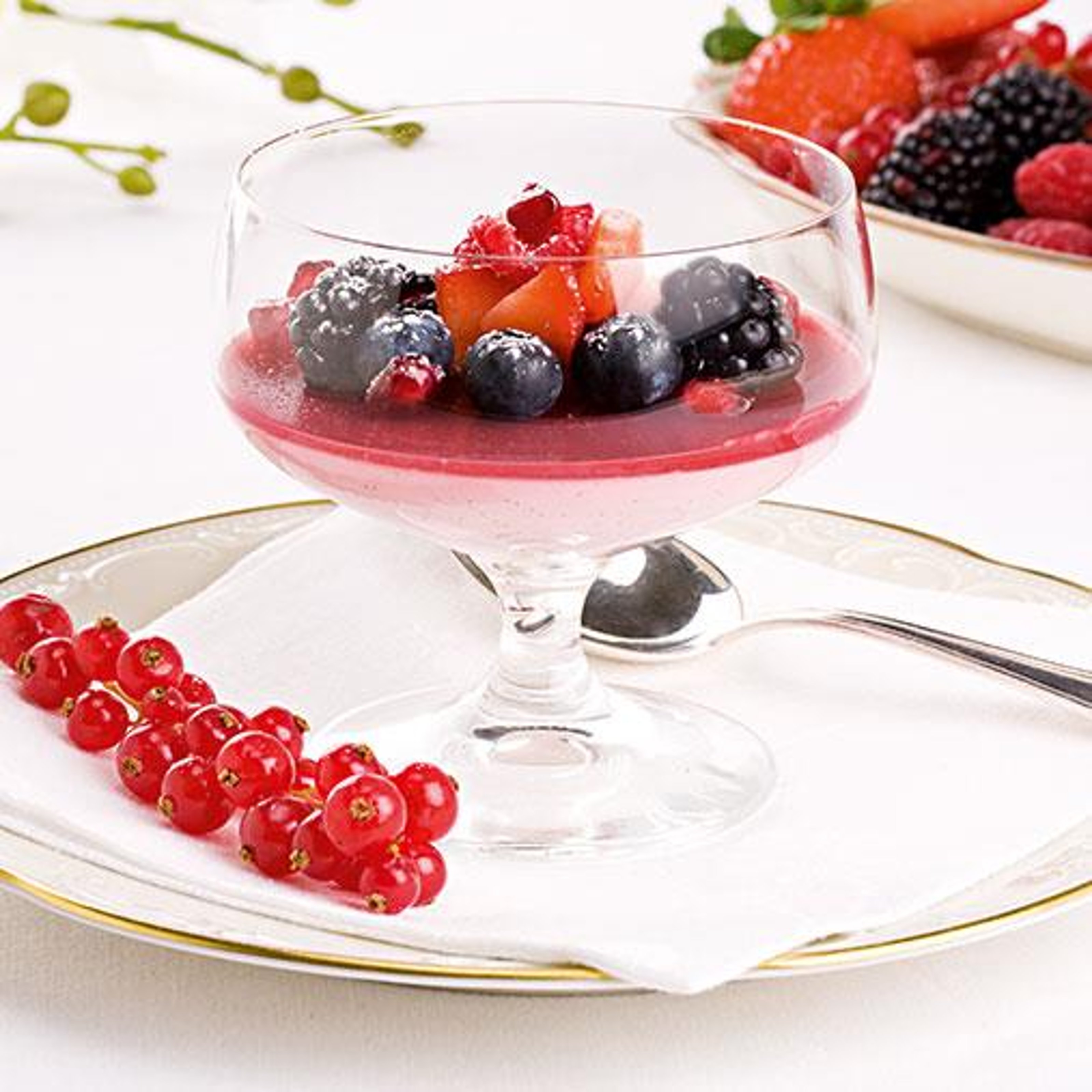 hallonpannacotta-med-hallongele.jpg